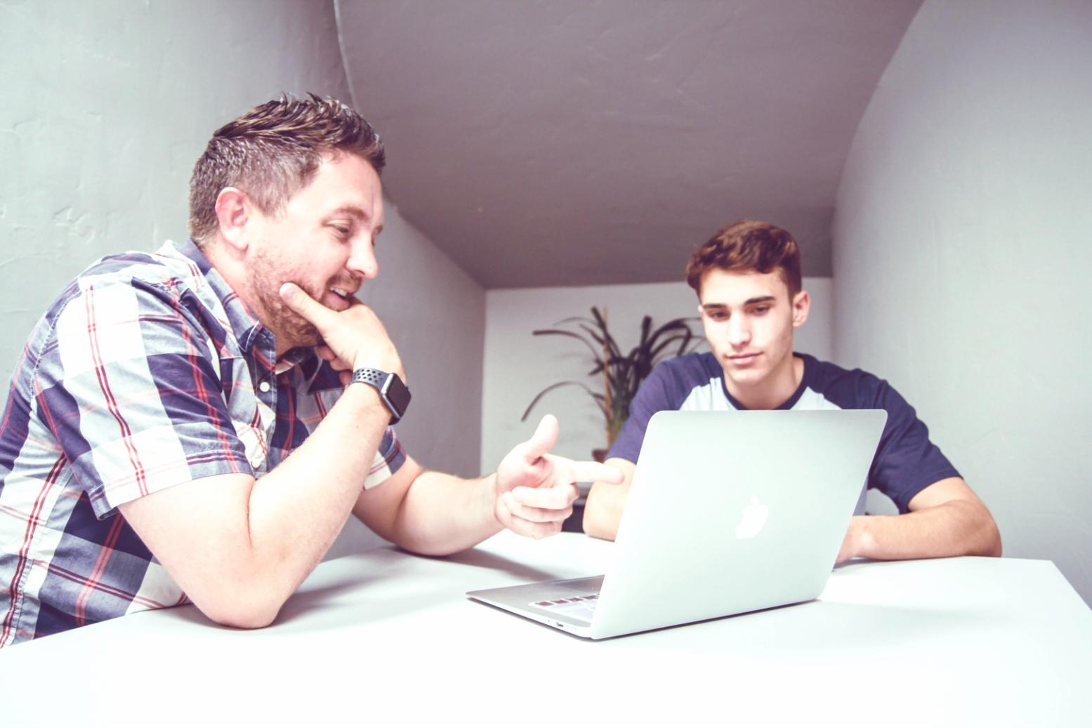 Praktische SEO-Übungen und Projektarbeit im Kursraum