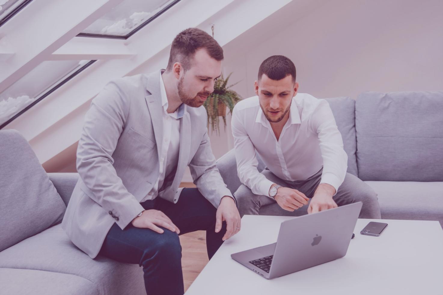 Arbeitsumgebung mit Fokus auf Kundenprojekte