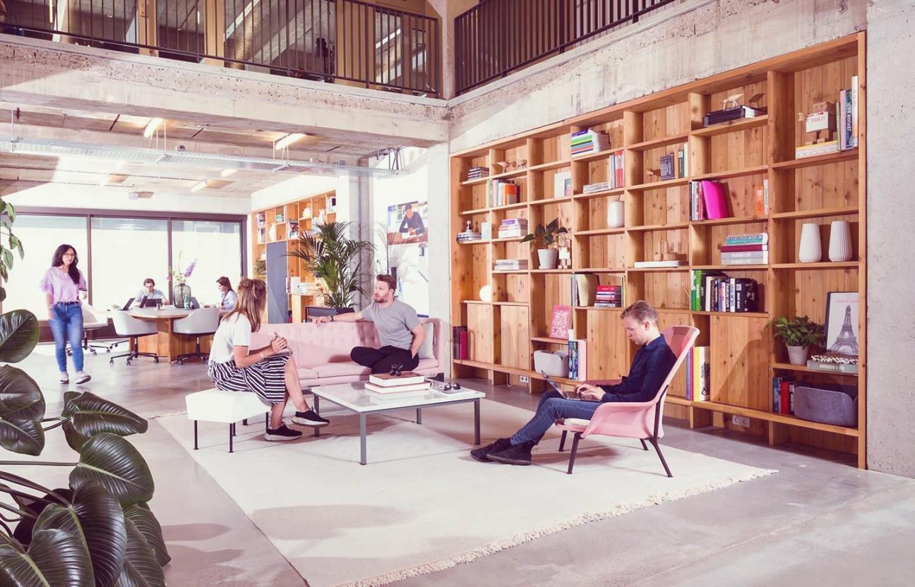 Teilnehmer bei SEO-Schulung mit praktischen Übungen am Computer